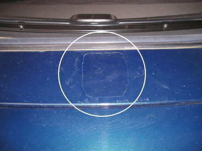 トランクとリヤガラスの間のパネルのGPSアンテナによる塗装の剥がれです。